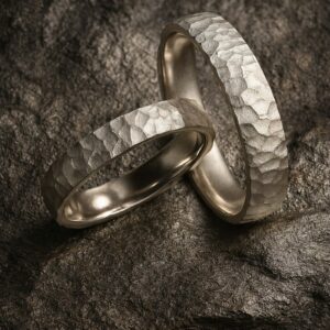 Alliances “Surface Vive” en or gris martelé sablé