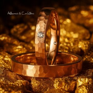 Alliances “Battement Rosé” en or rose martelé, diamants discrets