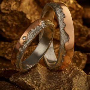 Alliances “Fusion Éternelle” en or rose poli et or blanc destructuré, diamants éclats