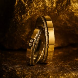 Alliances “Lisière Précieuse” en or jaune poli et or gris texturé, diamants délicats