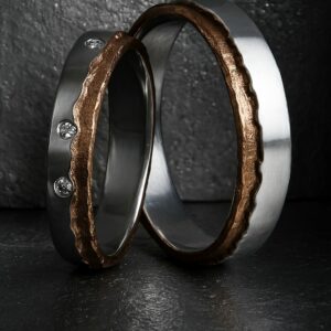 Alliances “Trait Libre” en or gris poli et or rose irrégulier, diamants ponctuels