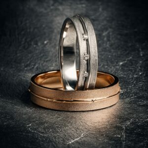Alliances “Fil d’Union” en or blanc et or rose, texture sablée et diamants