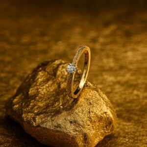 Bague “Point d’Éclat” en or jaune brut et diamant 0,15 carat