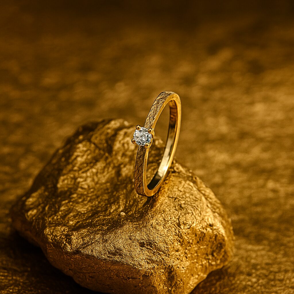 Bague “Point d’Éclat” en or jaune brut et diamant 0,15 carat