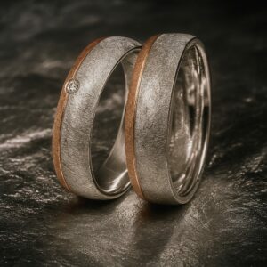 Alliances “Ligne de Lien” en or blanc et or rose givrés, diamant traversant