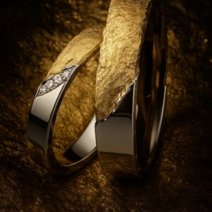 Alliances “Ligne d’Accord” en or gris poli et or jaune brut, diamants en diagonale