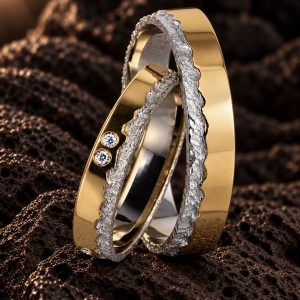 Alliances “Lisière Précieuse” en or jaune poli et or gris texturé, diamants délicats