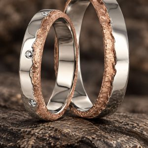 Alliances “Trait Libre” en or gris poli et or rose irrégulier, diamants ponctuels