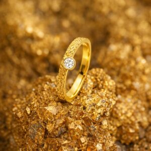 Bague “Éclat Originel” en or jaune brut et diamant serti clos