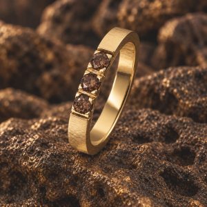 Bague “Trois Feux” en or jaune et diamants bruns