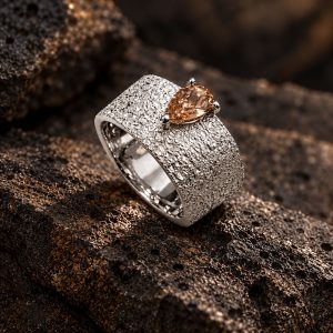bague or gris brut et diamant poire brun