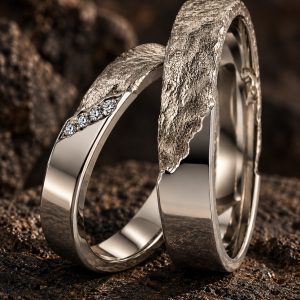 Alliances or gris brut et poli Frontière Brute avec diamants