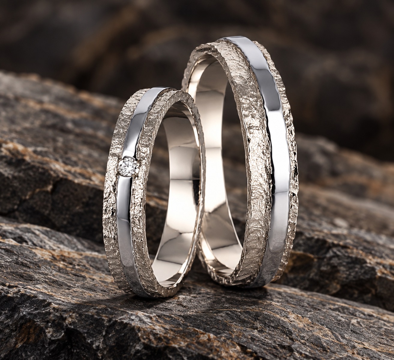 Duo d'alliances déstructurées en or gris 18 carats et diamants