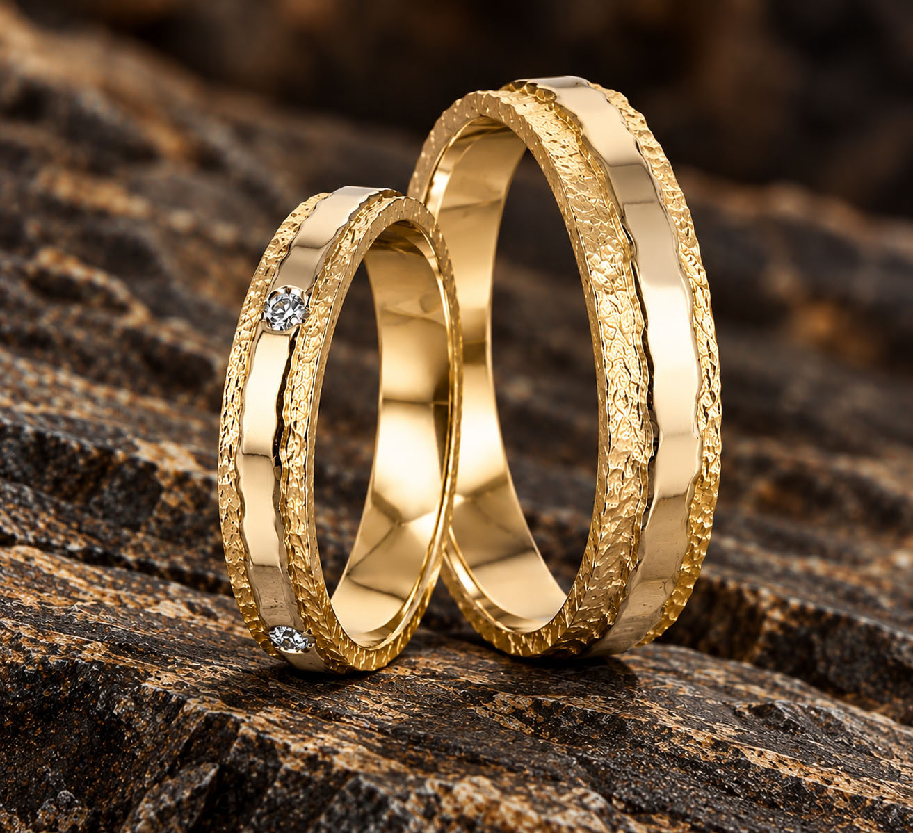 Alliances déstructurées en or jaune 18 carats et diamants artisanales