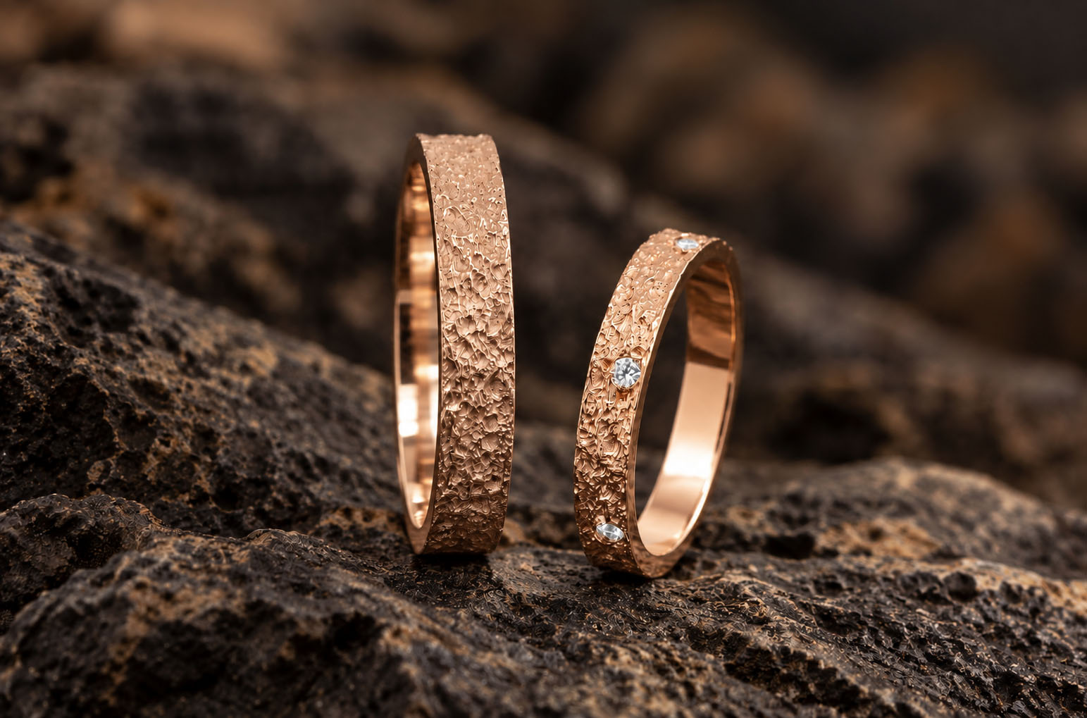 Alliances déstructurées en or rose et diamants Alliances de mariage déstructurées en or rose et diamants atelier Vioz