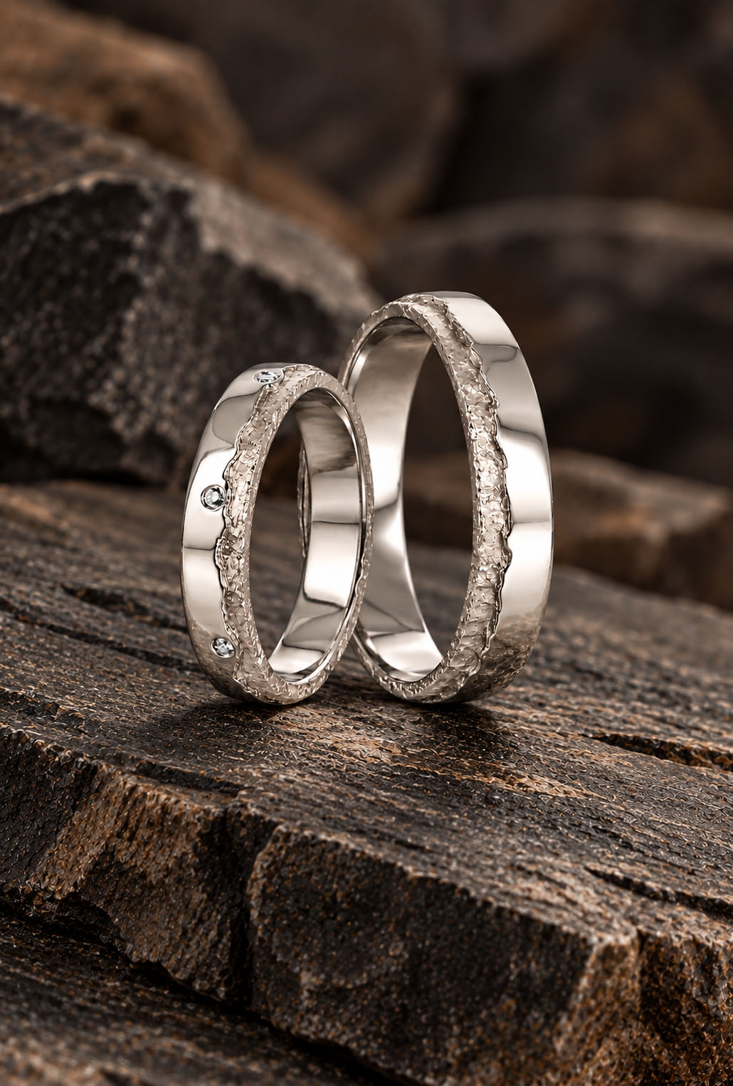 Duo d'alliances sur mesure en platine avec diamants étincelants